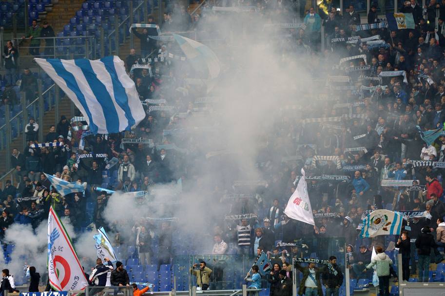Molti ultr laziali, non abbonati in protesta con Lotito, hanno acquistato il biglietto nella Sud, il covo dei tifosi della Roma, per non perdersi Lazio-Napoli.